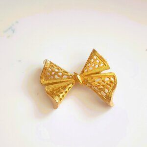 Sphinx Vintage Bow Tie Brooch Gold Tone Filigree Ribbon Pin